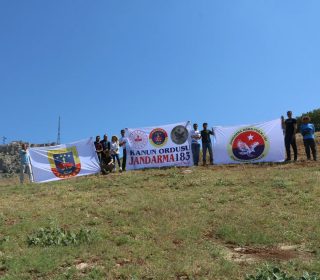 Jandarma Teşkilatının 183'üncü Kuruluş Yıldönümü kapsamında Kulübümüz Pilotları 
@osman_ograk 
@arifkadirhan 
@ylmztksy 
@frkanbyrm 
tarafından Bayrak Uçuşu Yapılmıştır. Şırnak Yamaçparaşütü ve Doğa Sporları Kulübü olarak Jandarma Teşkilatımızın 183'üncü Kuruluş Yıldönümü Kutluyoruz 🇹🇷🪂

#jandarma #jandarma183yaşında #jandarmaözelharekat #jandarmakomando #paragliding #paraglider #yamaçparaşütü #şırnak #cizre #idil #silopi