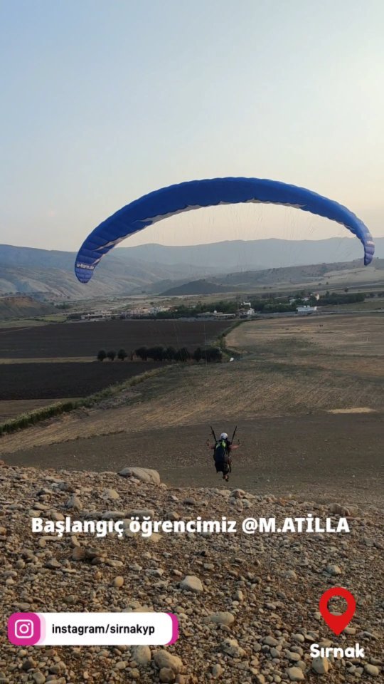 Bugün, yamaç paraşütü başlangıç eğitimi alan pilotlarımızdan @mstfatlla ilk uçuşunu başarıyla gerçekleştirdi. Kendisini tebrik eder, uçuş hayatına güvenli şekilde devam etmesini temenni ederiz.