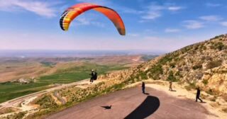 Huzur Kanatları Cizre’de İlk defa irtifa uçuşları gerçekleştirdi.
Şırnak Yamaç Paraşütü Spor Kulübü.